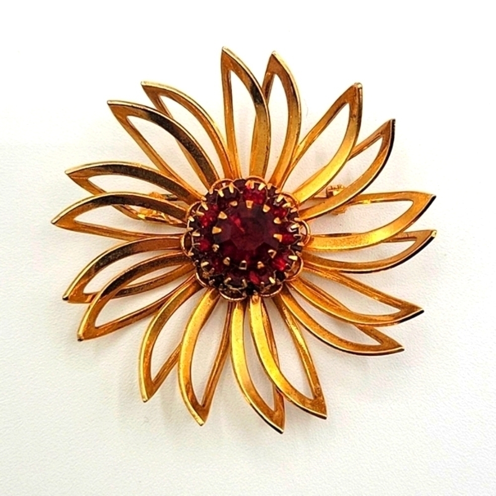 SARAH COVENTRY Gold Tone Flower Brooch Red Layered Rhinestone Center
